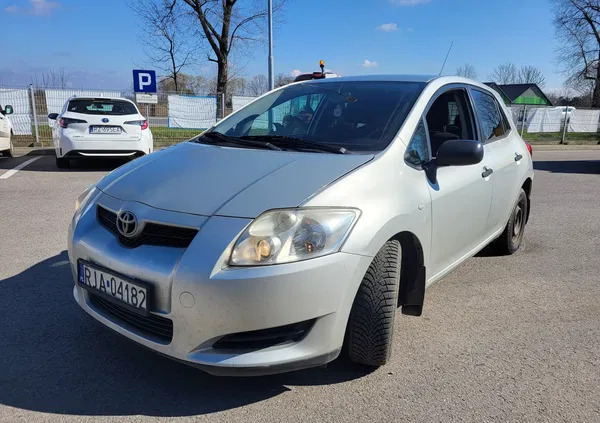 podkarpackie Toyota Auris cena 8200 przebieg: 426000, rok produkcji 2009 z Radymno